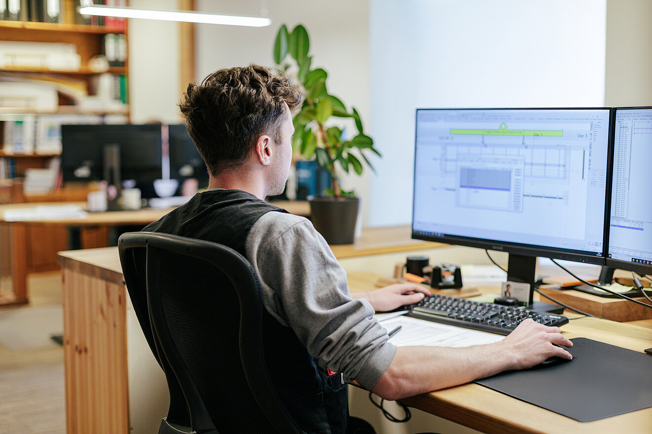 Planungsarbeit im Büro von Aischtaler Holzhaus Mitarbeiter von Aischtaler Holzhaus im Planungsbüro