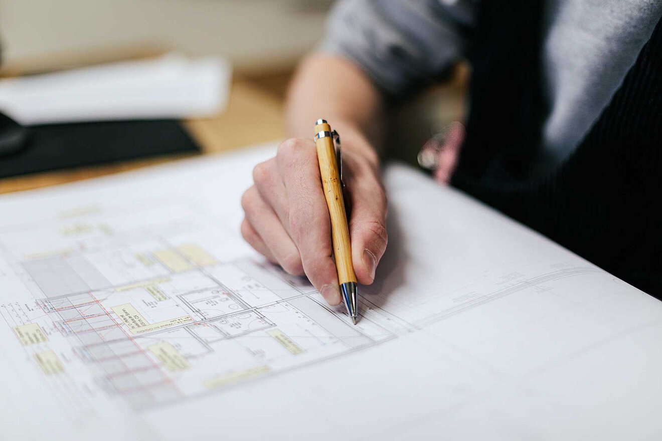 Bauplanung mit Aischtaler Holzhaus Konstrukteur zeichnet Bauplan für ein Aischtaler Holzhaus