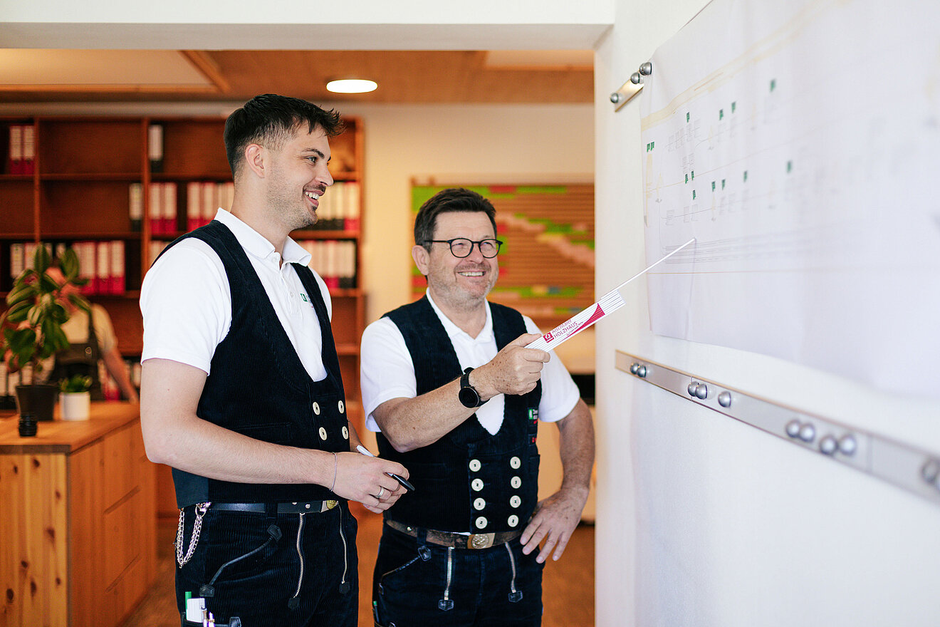 Besprechung im Team – Aischtaler Holzhaus Teamwork bei Aischtaler Holzhaus – gemeinsame Projektbesprechung